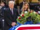 El presidente electo de Estados Unidos, Donald J. Trump, y Melania Trump se detienen ante el ataúd envuelto en la bandera del expresidente estadounidense Jimmy Carter mientras yace en la Rotonda del Capitolio de Estados Unidos en Washington, DC, EE. UU., el 8 de enero de 2025. EFE/EPA/Shawn Thew