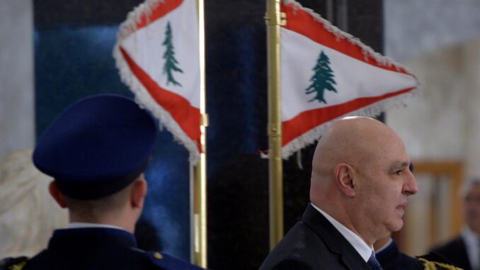 El presidente del Líbano, Joseph Aoun, revisa una guardia de honor a su llegada al palacio presidencial en Baabda, en el este de Beirut, el 9 de enero de 2025. EFE/EPA/WAEL HAMZEH
