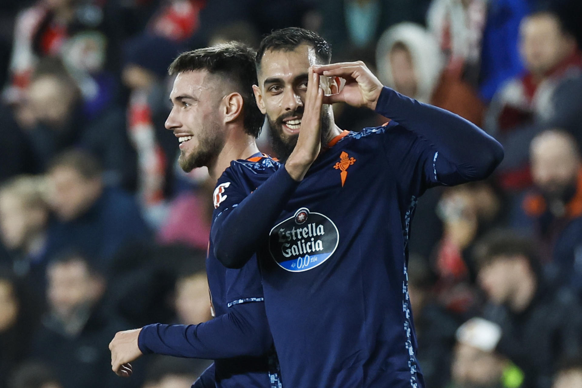 El delantero del Celta Borja Iglesias (d) celebra su gol, primero del equipo gallego, durante el partido de la jornada 19 de LaLiga que Rayo Vallecano y Celta de Vigo disputan este viernes en el estadio de Vallecas. EFE/Juanjo Martín
