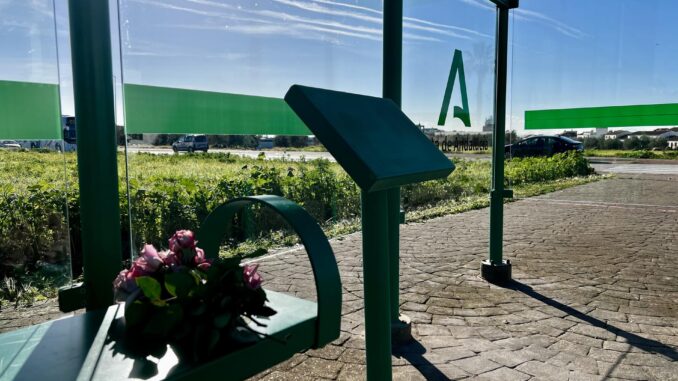 Un ramo de flores en una parada de autobús de Gerena (Sevilla), en el entorno donde ayer fue apuñalado mortalmente un menor de 17 años a la salida de su instituto, por el que el Ayuntamiento ha decretado dos días de luto oficial y tres días el de Aznalcóllar, municipio vecino del que era natural el fallecido.EFE/Roberto Ruiz Oliva
