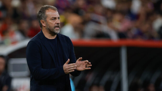 El entrenador del Barcelona, Hans-Dieter Flick, durante el partido de semifinales de la Supercopa de España ante el Athletic Club. EFE/Alberto Estévez
