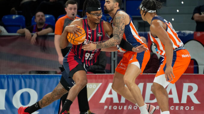 El ala pívot nigeriano de Baskonia Chima Moneke (i) intenta superar a Yunio Barrueta (c), del Leyma Coruña, durante el encuentro correspondiente a la fase regular de la Liga Endesa que disputaron frente a Leyma Coruña en el Fernando Buesa Arena de Vitoria. EFE / L. Rico.
