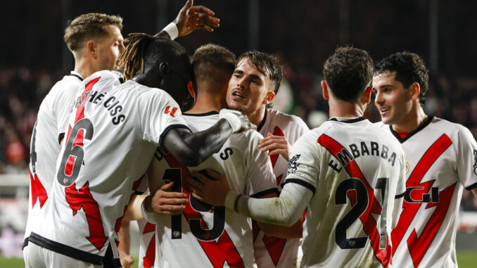 Los jugadores del Rayo Vallecano celebran el gol de Jorge De Frutos, segundo del equipo madrileño, durante el partido de la jornada 19 de LaLiga que Rayo Vallecano y Celta de Vigo disputan este viernes en el estadio de Vallecas. EFE/Juanjo Martín
