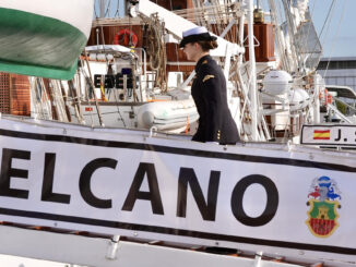 La princesa Leonor a su llegada este miércoles al buque escuela de la Armada Juan Sebastián de Elcano, atracado en el puerto de Cádiz y que junto a otros 75 guardiamarinas han llegado para tener su primer contacto con el velero bergantín-goleta repleto de curiosidades y que deberán conocer como el abecedario porque a partir del sábado pasarán seis meses, con todos sus días y sus noches, a bordo de él. EFE/Román Ríos