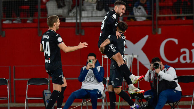 El defensa del Leganés Adriá Altimira "Alti" (d) celebra su gol durante el partido de octavos de final de la Copa del Rey que Almería y Leganés disputaron en el Almería. EFE/ Carlos Barba
