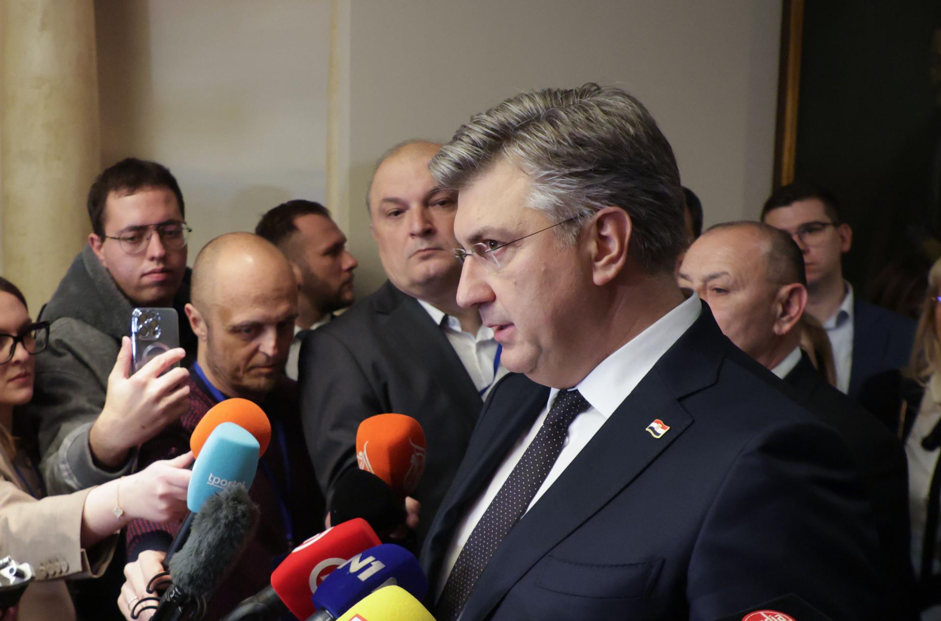 El Primer Ministro de Croacia, Andrej Plenkovic, habla con los medios en el evento posterior a las elecciones durante la segunda ronda de las elecciones presidenciales en Zagreb, Croacia, 12 de enero de 2025. Según los resultados provisionales iniciales de la Comisión Electoral Estatal, el presidente en funciones Zoran Milanovic ganó otro mandato en el cargo frente a su oponente Dragan Primorac. (Elections, Croatia) EFE/EPA/STRINGER
