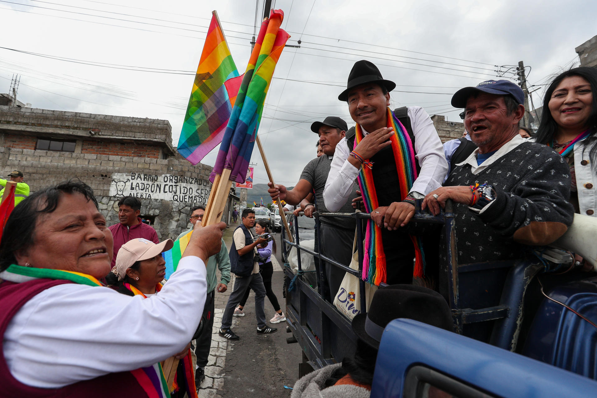 El candidato presidencial por el Movimiento de Unidad Plurinacional Pachakutic, Leónidas Iza (c) saluda a simpatizantes este domingo, en Cutuglagua (Ecuador). EFE/ José Jácome
