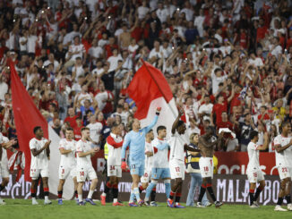 Los jugadores del Sevilla celebran una victoria en el estadio Ramón Sánchez-Pizjuán, en Sevilla, en una foto de archivo. EFE/Julio Muñoz