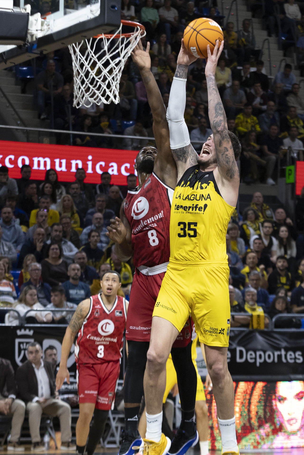 El pívot de La Laguna Tenerife Fran Guerra (d) y el alero del Casademont Zaragoza Yoanki Mencía (i) durante el partido de la jornada 14 de la Liga Endesa que enfrentó a ambos equipos este jueves en el pabellón Santiago Martín en La Laguna, (Tenerife). EFE/ Miguel Barreto
