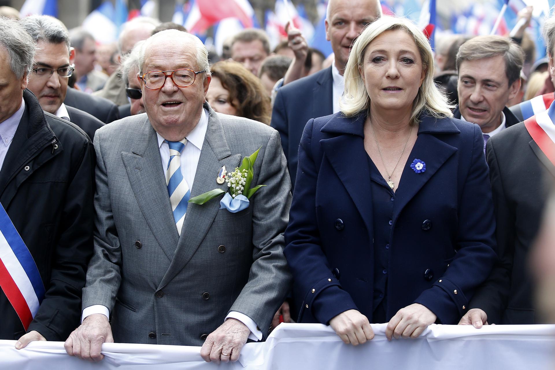 Imagen de archivo de Jean-Marie Le Pen y su hija Marine Le Pen. EFE/EPA/YOAN VALAT
