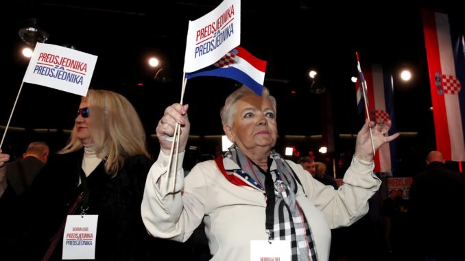 Partidarias de Zoran Milanovic muestran banderines con el letrero "Presidente para presidente" durante una fiesta en Zagreb tras la segunda vuelta de las elecciones presidenciales en Coracia. EFE/EPA/Antonio Bat
