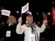 Partidarias de Zoran Milanovic muestran banderines con el letrero "Presidente para presidente" durante una fiesta en Zagreb tras la segunda vuelta de las elecciones presidenciales en Coracia. EFE/EPA/Antonio Bat