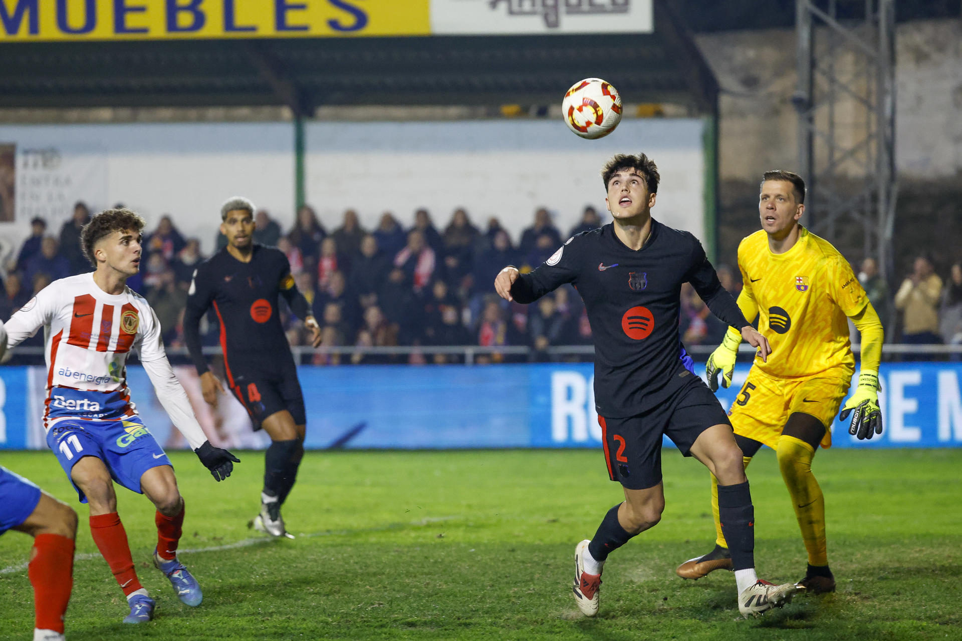 El defensa del Barcelona Pau Cubarsí y el centrocampista del Barbastro Marc Prat (i), durante el partido de dieciseisavos de la Copa del Rey, este sábado en el Campo Municipal de Deportes de Barbastro.-EFE/ Javier Cebollada
