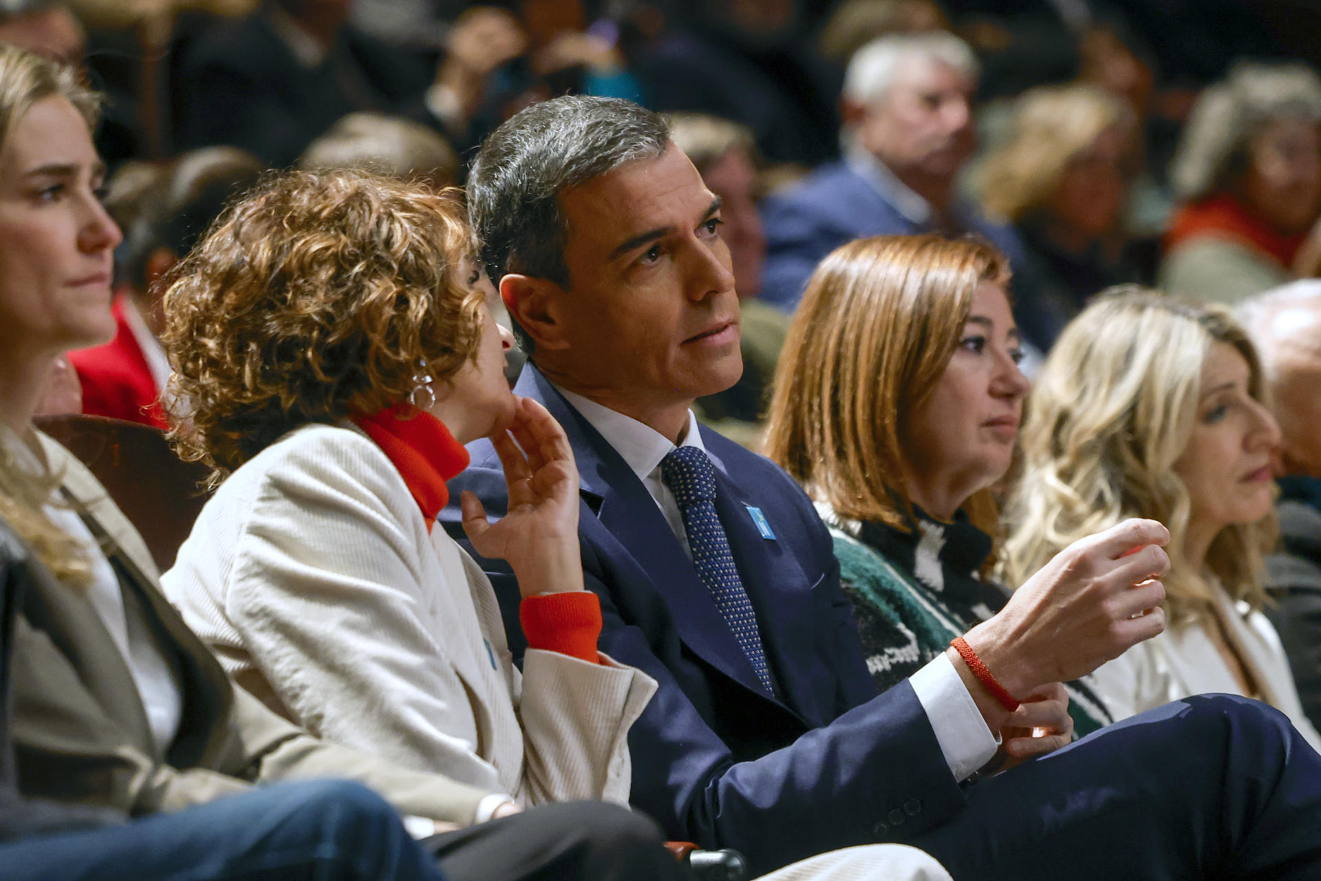 El presidente del Gobierno, Pedro Sánchez; las vicepresidentas primera, María Jesús Montero (2i); segunda, Yolanda Díaz (d) y tercera, Sara Aagesen (i) y la presidenta del Congreso, Francina Armengol (2d); durante el primer acto por el 50 aniversario de la muerte de Franco y el inicio del proceso hacia la democracia, presidido este miércoles en Madrid por el jefe del Gobierno, acompañado por sus ministros. EFE/ Juanjo Martin
