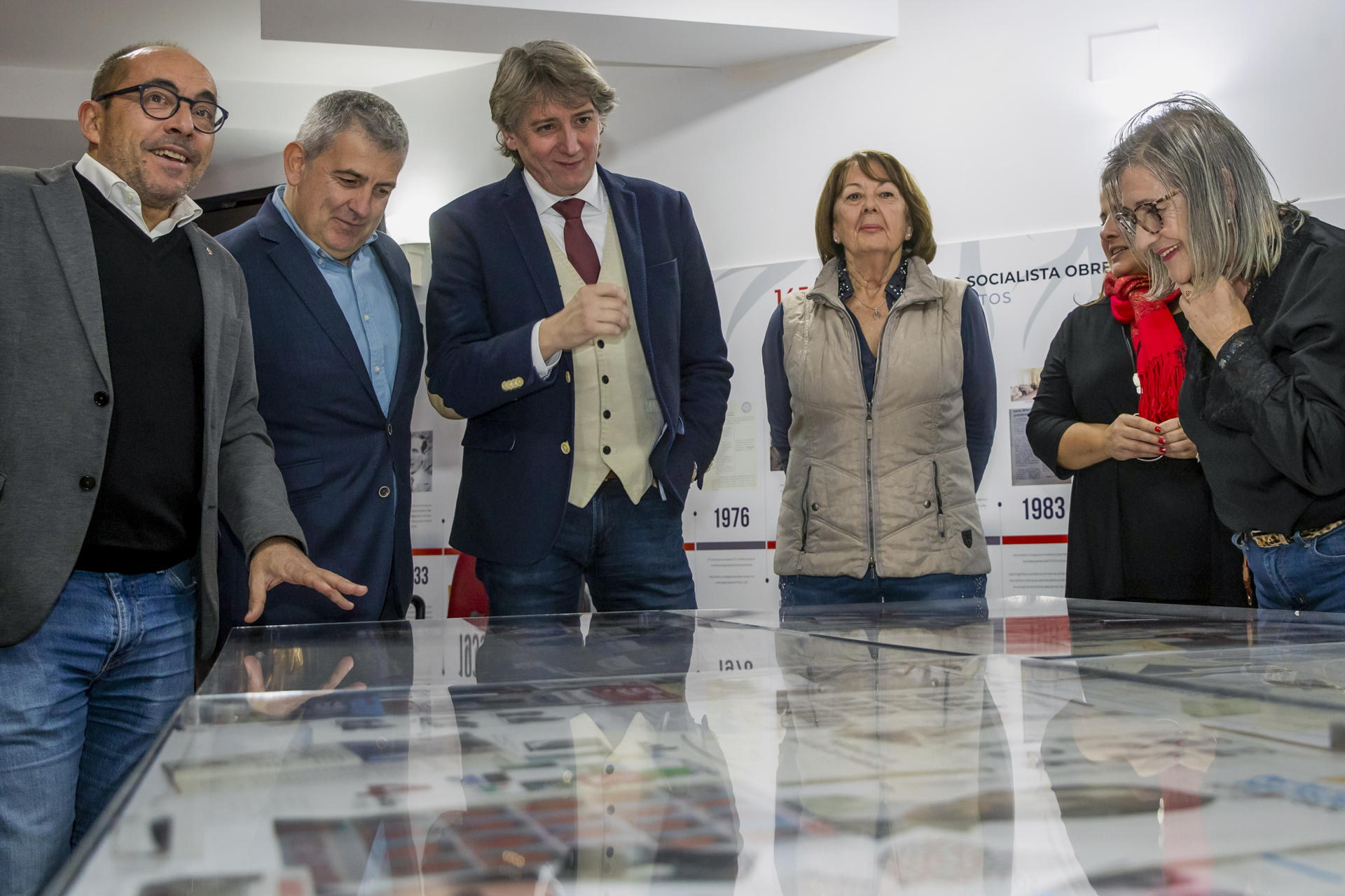 El alcalde de Soria, Carlos Martínez (3i), que ha registrado este miércoles su precandidatura para liderar el PSOE de Castilla y León, se ha presentado como un "revulsivo" para esta federación socialista, que debe aprovechar los "cimientos sólidos" de sus antecesores y , a través de un "rearme ideológico", ofrecer respuestas a los "viejos problemas" de la sociedad de esta Comunidad. En la imagen, Martínez, con miembros de su partido tras hacer el anuncio. EFE/ Wifredo Garcia
