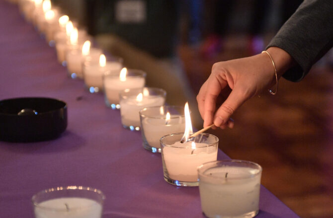 Imagen de archivo de un encendido de velas en el Día Internacional por la Eliminación de la Violencia contra las Mujeres, en el Parlament balear en Palma. EFE/Miquel A. Borràs