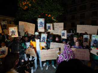 Alrededor de 500 personas se han concentrado este jueves en Sevilla por la muerte de un hombre, natural de Senegal, que vendía camisetas en las calles de la ciudad, y que falleció tras arrojarse al río cuando huía de los agentes de la Policía Local el pasado domingo. EFE/José Manuel Vidal