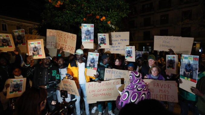 Alrededor de 500 personas se han concentrado este jueves en Sevilla por la muerte de un hombre, natural de Senegal, que vendía camisetas en las calles de la ciudad, y que falleció tras arrojarse al río cuando huía de los agentes de la Policía Local el pasado domingo. EFE/José Manuel Vidal
