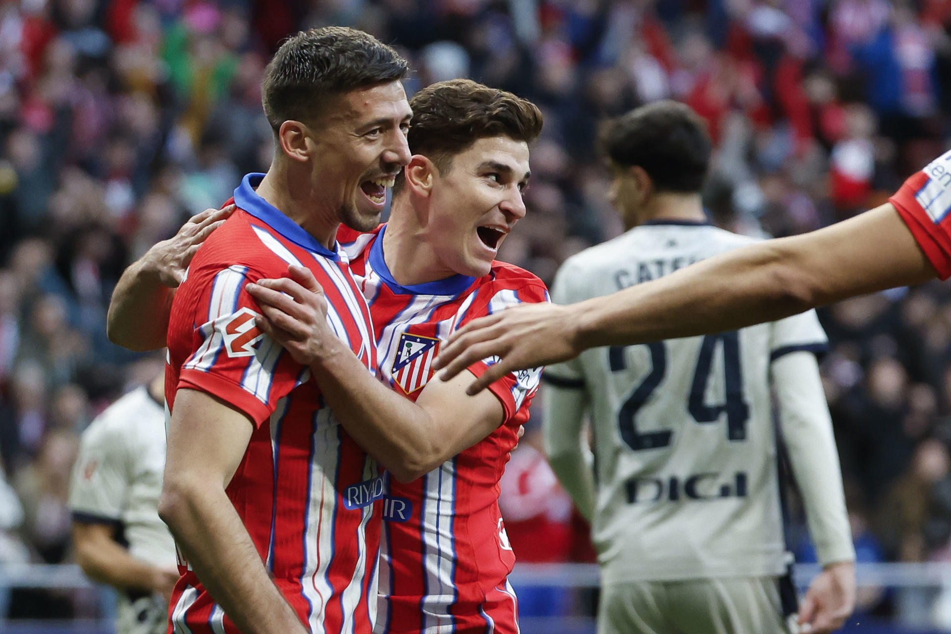 El delantero argentino del Atlético de Madrid Julián Álvarez (2i) celebra el primer gol de su equipo durante el partido de LaLiga entre el Atlético de Madrid y el Osasuna, este domingo en el Riyadh Air Metropolitano de Madrid.EFE/ Juanjo Martín
