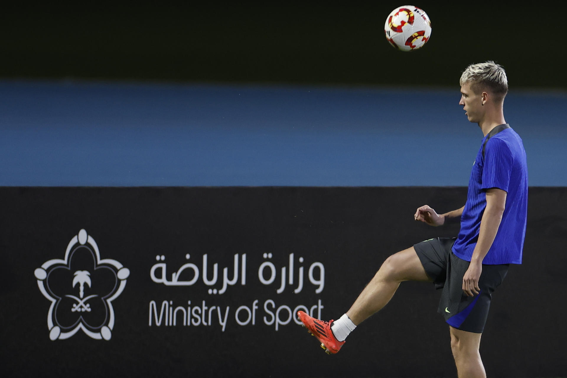 El centrocampista del FC Barcelona Dani Olmo durante el entrenamiento en Yeda, en la víspera de la final de la Supercopa de España de fútbol que les enfrenta al Real Madrid. EFE/ Alberto Estévez
