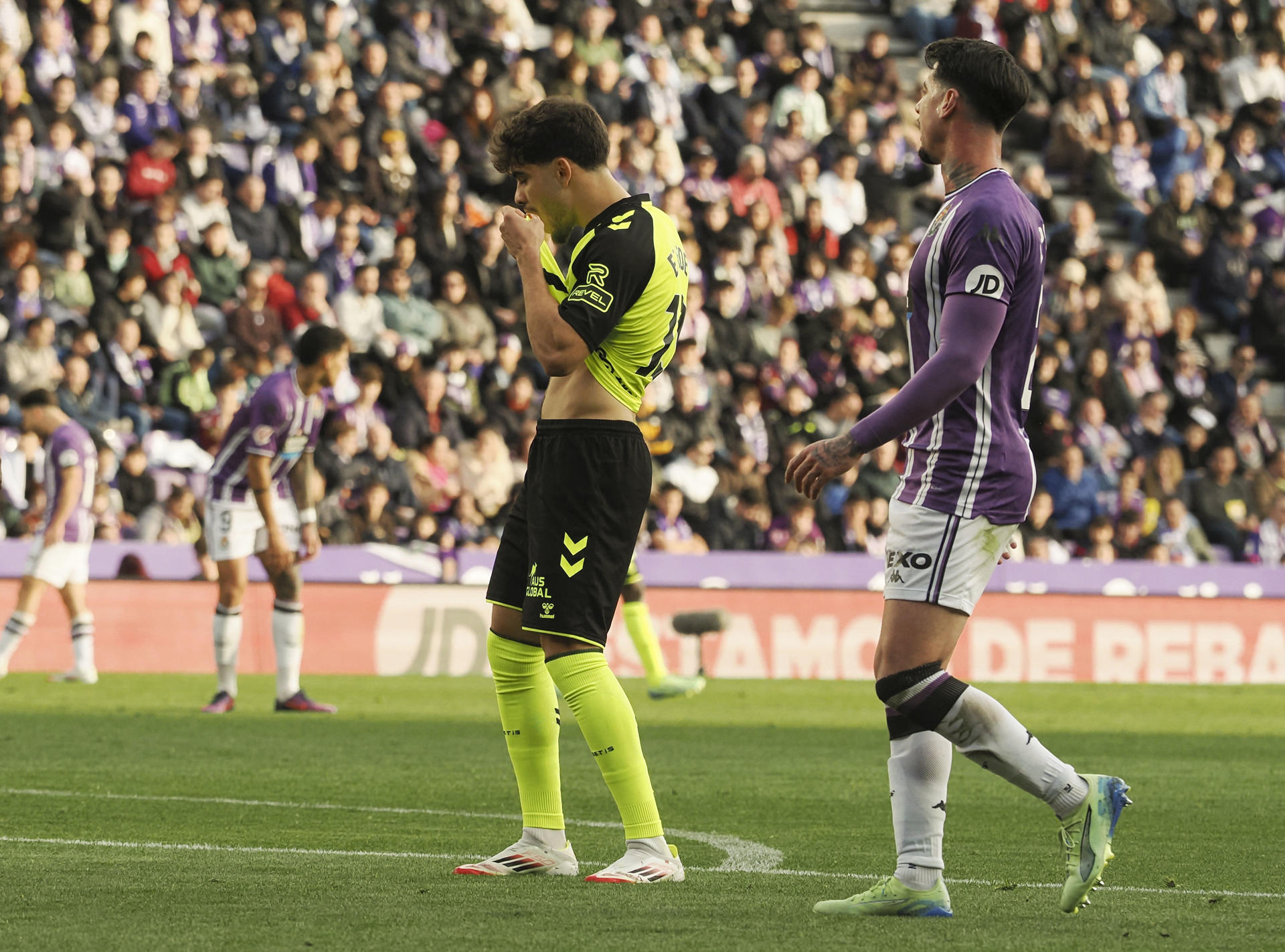 El delantero marroquí del Betis, Abde Ezzalzouli (i), en el partido de LaLiga ante el Valladolid, que se disputó en el estadio José Zorrilla. EFE/R. GARCÍA.
