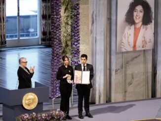 Imagen de archivo de Ali y Kiana Rahmani que reciben, en nombre de su madre Narges Mohammadi, el Nobel de la Paz en 2023. EFE/EPA/FREDRIK VARFJELL NORWAY OUT