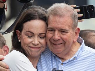 Fotografía de archivo en donde se ve a la líder opositora venezolana María Corina Machado (i) mientras abraza al candidato a Edmundo González Urrutia durante una manifestación. EFE/ Ronald Peña R.