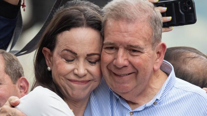 Fotografía de archivo en donde se ve a la líder opositora venezolana María Corina Machado (i) mientras abraza al candidato a Edmundo González Urrutia durante una manifestación. EFE/ Ronald Peña R.
