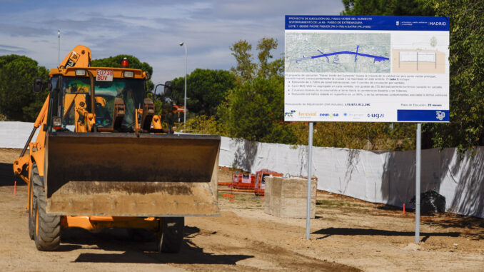 Cartel de la primera fase en una zona que está acondicionándose para empezar las obras de soterramiento de la A-5 y la construcción del futuro Paseo Verde del Suroeste. EFE/ Sergio Pérez
