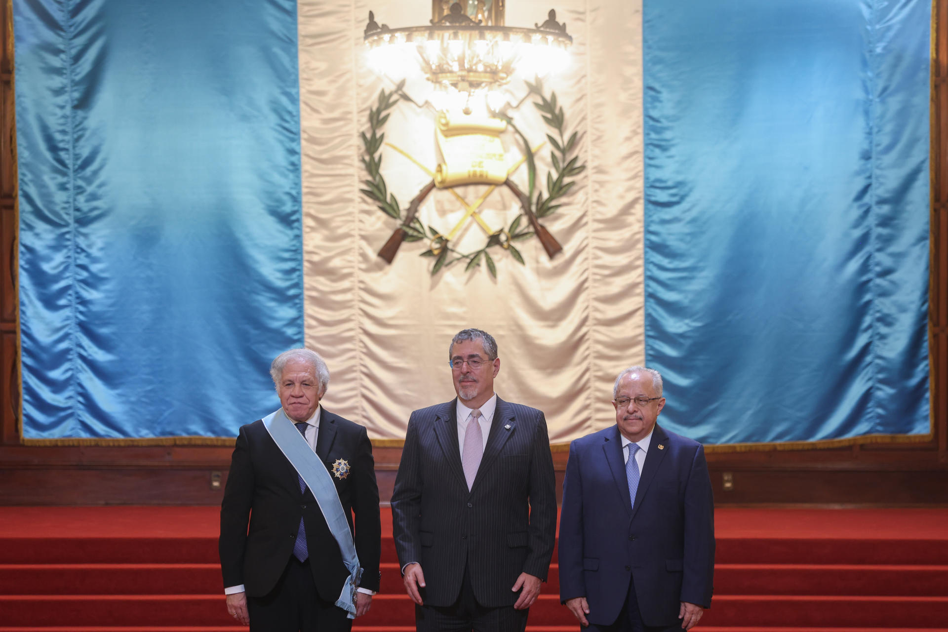 El secretario general de la OEA, Luis Almagro (i), el presidente de Guatemala, Bernardo Arévalo de León (c), y el canciller de Guatemala, Carlos Martínez posan en el Palacio Nacional de la Cultura este 10 de enero de 2025, en Ciudad de Guatemala (Guatemala). EFE/ Mariano Macz.
