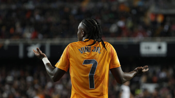 El delantero brasileño del Real Madrid, Vinicius Junior, durante el encuentro correspondiente a la jornada 12 de Laliga EA Sports que disputaron Valencia y Real Madrid en el estadio de Mestalla, en Valencia. EFE / Manuel Bruque.
