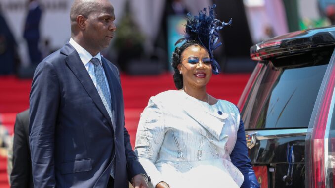 El nuevo presidente de Mozambique, Daniel Chapo (i), y su esposa, Gueta Chapo (d), después de su ceremonia de toma de posesión como quinto presidente de Mozambique en la Plaza de la Independencia en Maputo, el 15 de enero de 2025. EFE/EPA/LUISA NHANTUMBO
