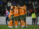 Los jugadores del Valencia celebran su primer gol durante el encuentro correspondiente a los octavos de final de la Copa del Rey que disputaron Ourense CF y Valencia en el estadio O Couto, en Ourense. EFE / Brais Lorenzo.