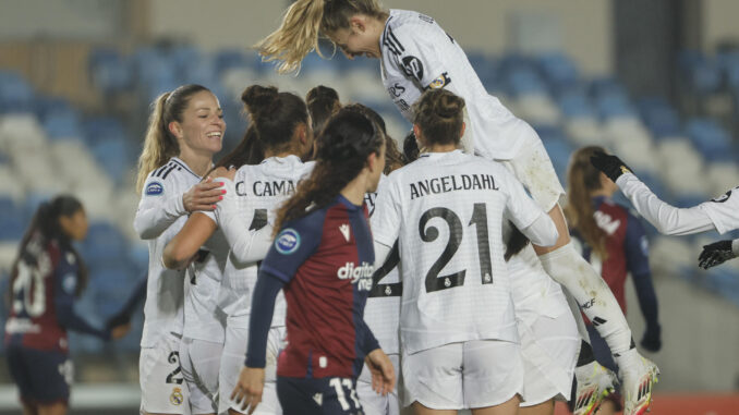 - Las jugadoras del Real Madrid, celebran uno de sus goles durante el encuentro correspondiente a la jornada 8 de la Liga F que disputaron Real Madrid y Levante en el estadio Alfredo Di Stéfano, en Madrid. EFE / Sergio Perez.
