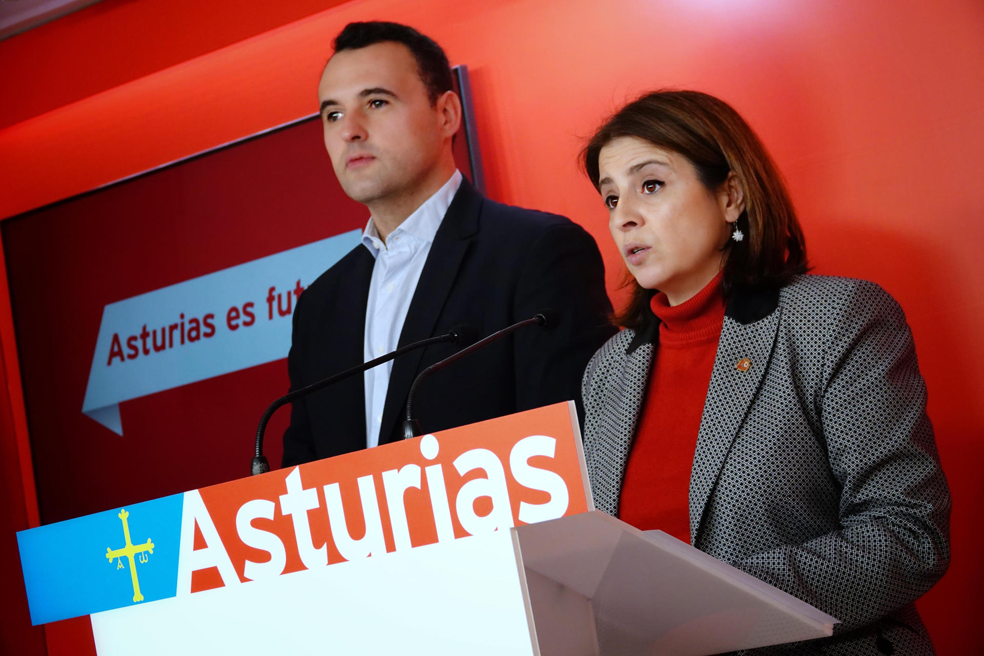 La vicesecretaria general de Acción Política e Institucional de la FSA-PSOE, Adriana Lastra, y el consejero de Hacienda y Fondos Europeos del Gobierno de Asturias, Guillermo Peláez, en la rueda de prensa que han ofrecido en Oviedo. EFE/FSA/PSOE -SOLO USO EDITORIAL/SOLO DISPONIBLE PARA ILUSTRAR LA NOTICIA QUE ACOMPAÑA (CRÉDITO OBLIGATORIO)-
