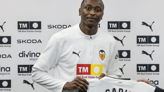 El delantero nigeriano Umar Sadiq, durante su presentación como jugador del Valencia, al que llega cedido de la Real Sociedad. EFE/Manuel Bruque
