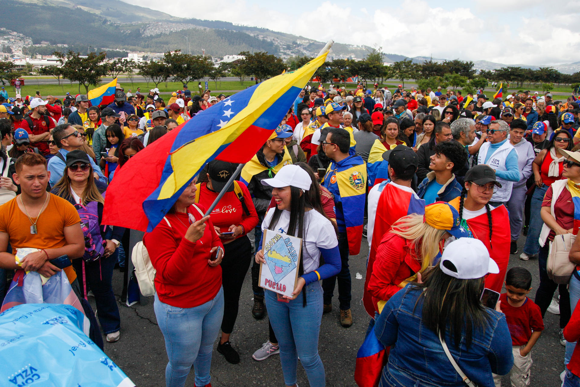 Personas de nacionalidad venezolana participan en una manifestación este jueves, en Quito (Ecuador). EFE/ José Jácome
