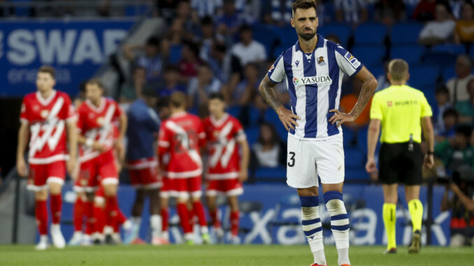 Brais Méndez, centrocampista de la Real Sociedad, tras el segundo gol del Rayo Vallecano, en el Reale Arena de San Sebastián en foto de archivo de Javier Etxezarreta. EFE
