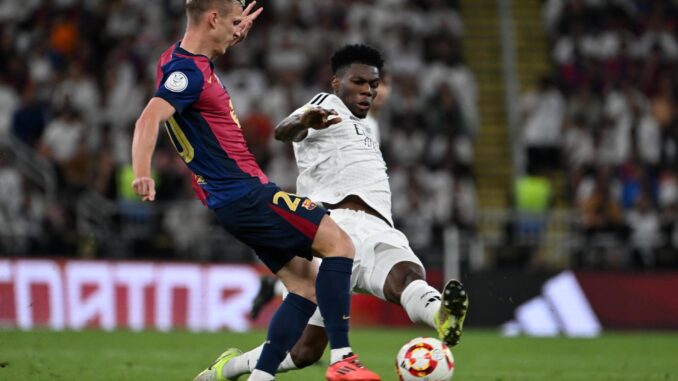 El jugador del Real Madrid Aurelien Tchouameni (d) durante el partido de la final de la Supercopa de España de fútbol entre el Real Madrid y el FC Barcelona, este domingo en Yeda, Arabia Saudí.EFE/EPA/STR
