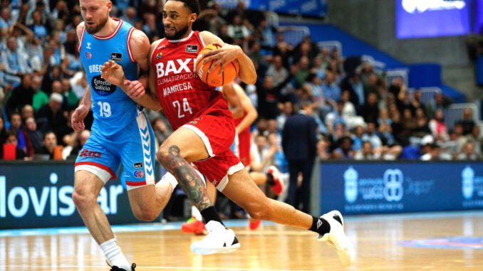 El base croata del Río Breogán Lugo Dominik Mavra (i) lucha con Cameron Hunt, del Baxi Manresa, durante el partido de la Liga Endesa ACB disputado este jueves en el Pazo Provincial dos Deportes de Lugo. EFE/Eliseo Trigo
