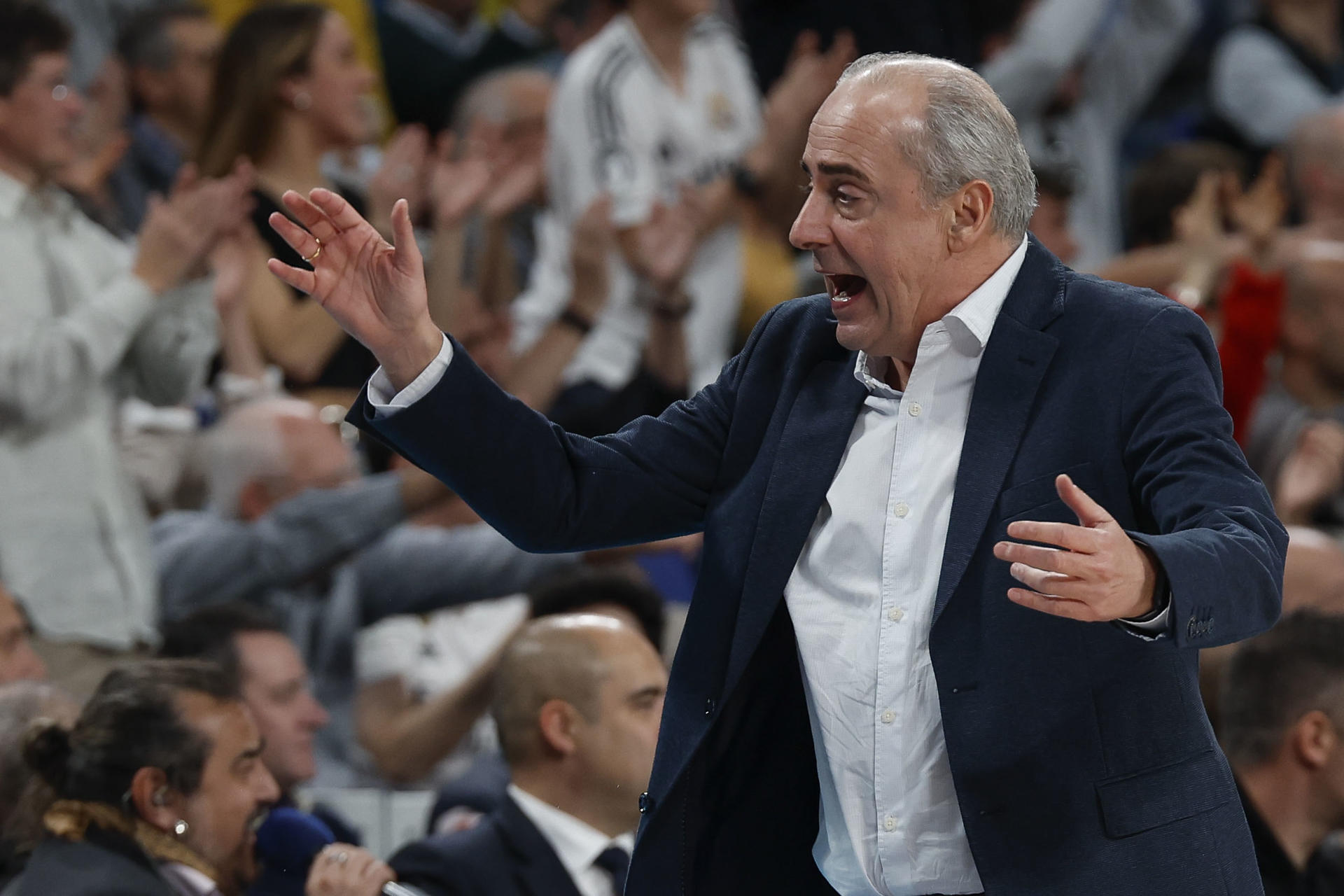 El entrenador de La Laguna Tenerife, Txus Vidorreta, durante un encuentro correspondiente a la jornada 16 de la fase regular de la Liga Endesa disputado este domingo entre el Real Madrid y La Laguna Tenerife en el WiZink Center de Madrid. EFE/ Javier Lizón
