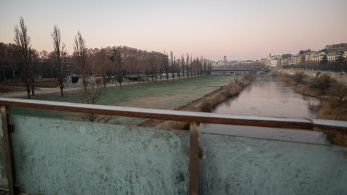 Niebla de condensación en el paseo marítimo de Mera, perteneciente al concello coruñés de Oleiros. Este fenómeno meteorológico se produce por la condensación del aire debida a la diferencia de temperatura entre el ambiente y la masa líquida. EFE/Cabalar
