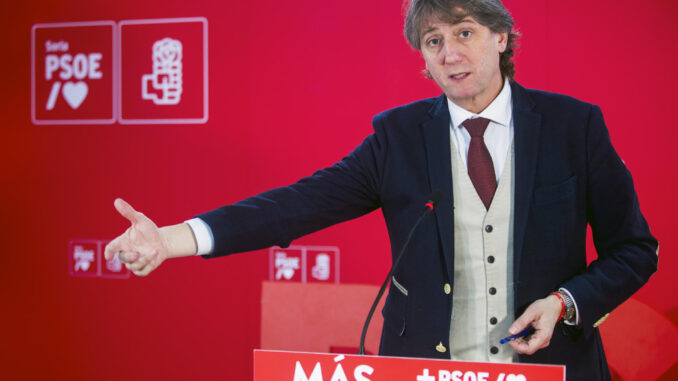 El alcalde de Soria, Carlos Martínez, que ha registrado este miércoles su precandidatura para liderar el PSOE de Castilla y León, se ha presentado como un "revulsivo" para esta federación socialista, que debe aprovechar los "cimientos sólidos" de sus antecesores y , a través de un "rearme ideológico", ofrecer respuestas a los "viejos problemas" de la sociedad de esta Comunidad. EFE/ Wifredo Garcia
