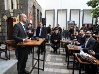 El ministro de Asuntos Exteriores francés, Jean-Noel Barrot (I), habla mientras se reúne con miembros de organizaciones de la sociedad civil durante su visita a Damasco, Siria, el 03 de enero de 2025. Los ministros de Relaciones Exteriores de Francia y Alemania han llegado a Damasco para reunirse con los nuevos líderes del país. Esta es la primera vez que altos funcionarios de la Unión Europea han visitado Siria desde la destitución del ex presidente Bashar al-Assad el mes pasado. (Francia, Siria, Damasco)
 EFE/EPA/AHMAD FALHALA