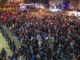 Aficionados del Valencia protestan en los exteriores del estadio de Mestalla antes del partido contra el Real Madrid. EFE / Biel Aliño.