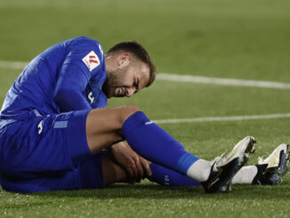 El delantero del Getafe, Borja Mayoral, se duele de su rodilla izquierda en una foto de archivo. EFE / Sergio Pérez.