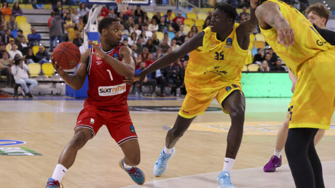 El jugador del  Hapoel Shlomo Tel Aviv Joe Ragland (i) y el jugador del Dreamland Gran Canaria Massamba Diop (d) durante el partido de la jornada 13 de la Eurocopa, disputado este jueves en el Gran Canaria Arena, en Las Palmas de Gran Canaria. .EFE/ Elvira Urquijo A.
