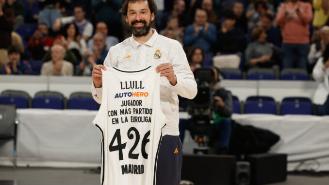 El base del Real Madrid Sergio Llull (d) recibe una camiseta como jugador que más partidos de Euroliga ha disputado (426) antes del partido de la jornada 21 de la Euroliga de baloncesto entre el Maccabi de Tel Aviv y el Real Madrid en la capital española. EFE/Juanjo Martín
