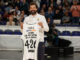 El base del Real Madrid Sergio Llull (d) recibe una camiseta como jugador que más partidos de Euroliga ha disputado (426) antes del partido de la jornada 21 de la Euroliga de baloncesto entre el Maccabi de Tel Aviv y el Real Madrid en la capital española. EFE/Juanjo Martín