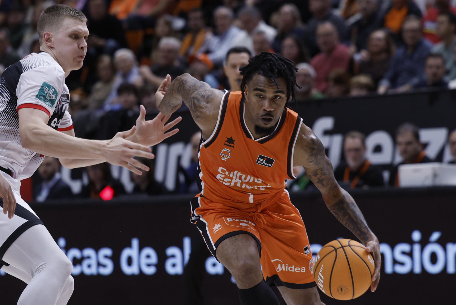 El base estadounidense del Valencia Basket Chris Jones (d) durante el partido de Liga Endesa de baloncesto que disputaron ante el Covirán Granada en la Fuente de San Luis, en Valencia. EFE/ Kai Forsterling
